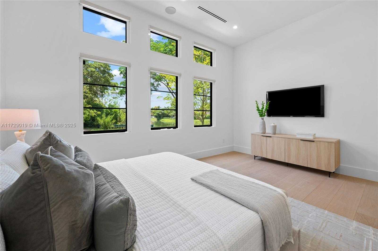 Small Image of 11001 SOUTH WEST 74TH AVE, Pinecrest Number 14