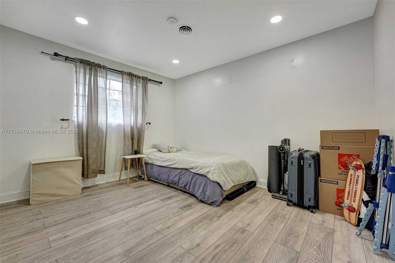 Small Image of 18600 NORTH EAST 7TH CT, North Miami Beach Number 14