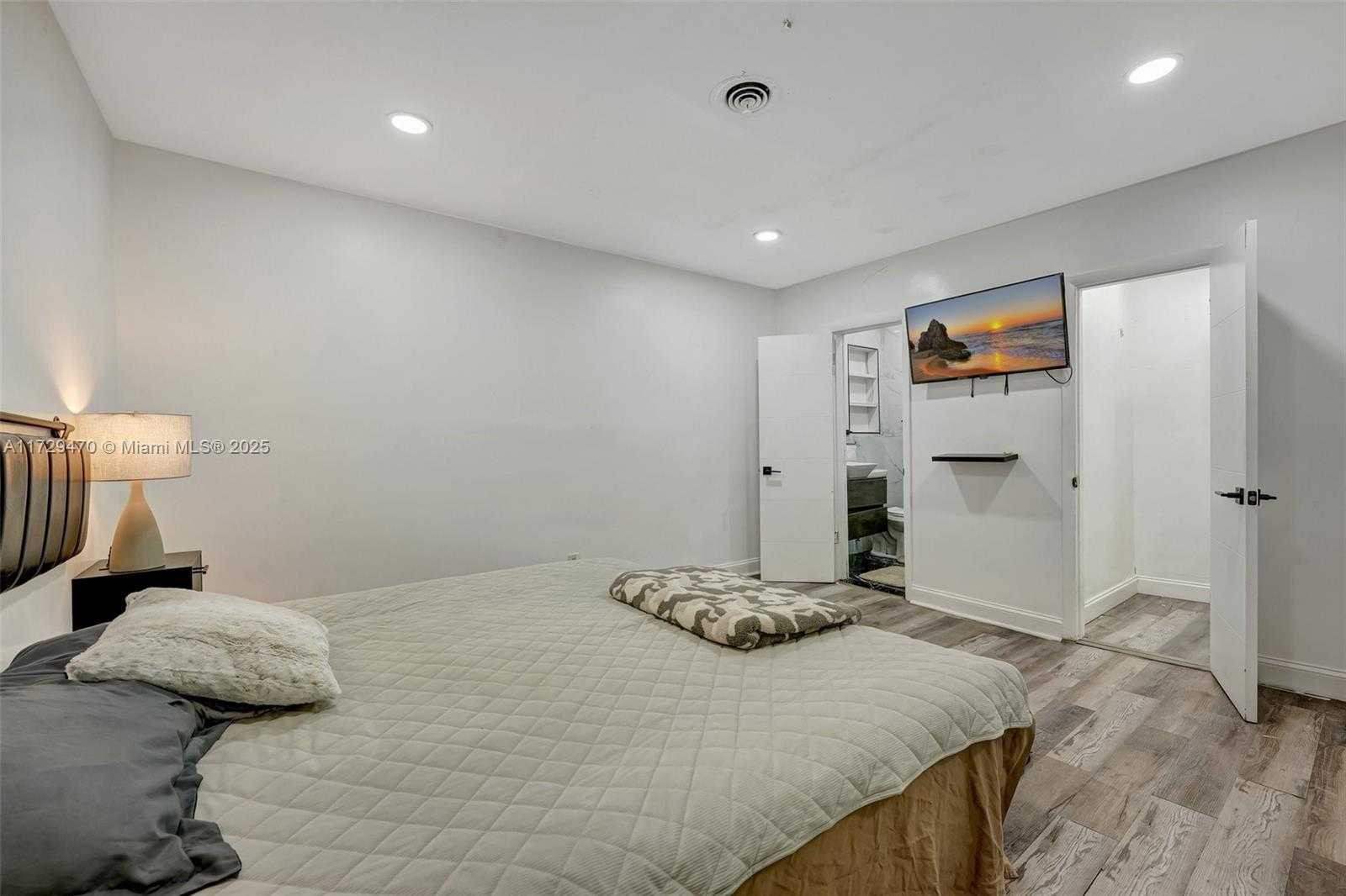 Small Image of 18600 NORTH EAST 7TH CT, North Miami Beach Number 16
