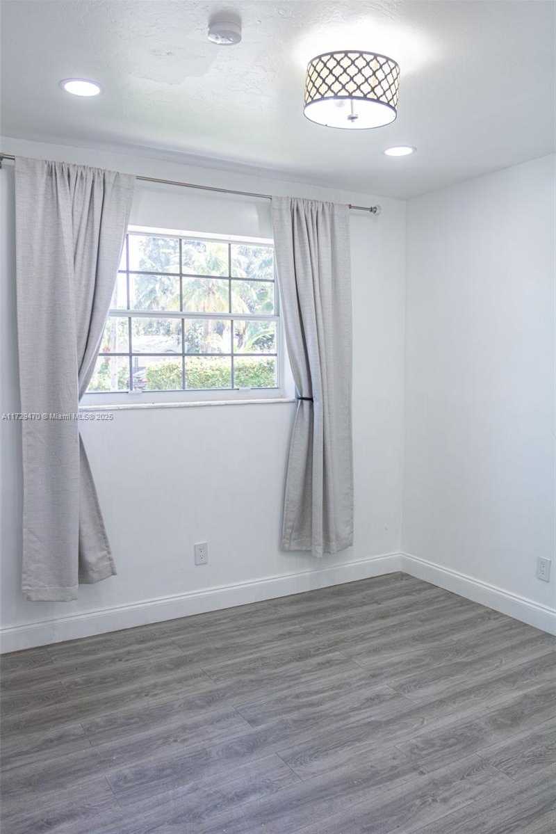 Small Image of 18600 NORTH EAST 7TH CT, North Miami Beach Number 50