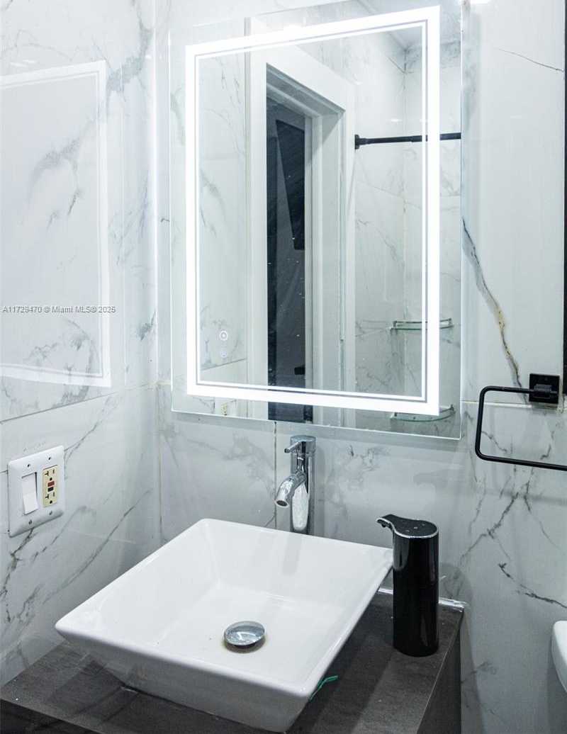 Small Image of 18600 NORTH EAST 7TH CT, North Miami Beach Number 57