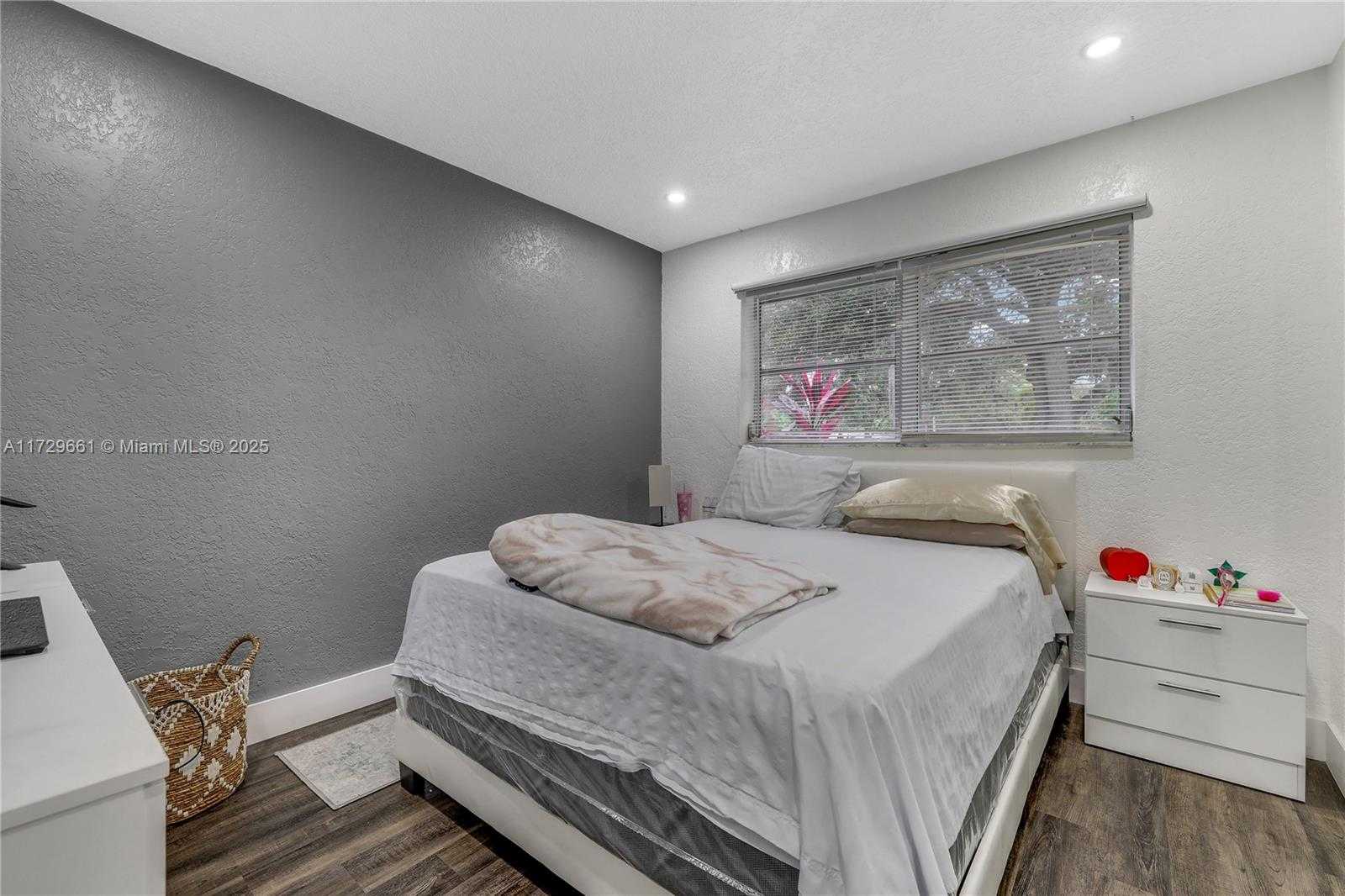Small Image of 5712 MONROE ST, Hollywood Number 11
