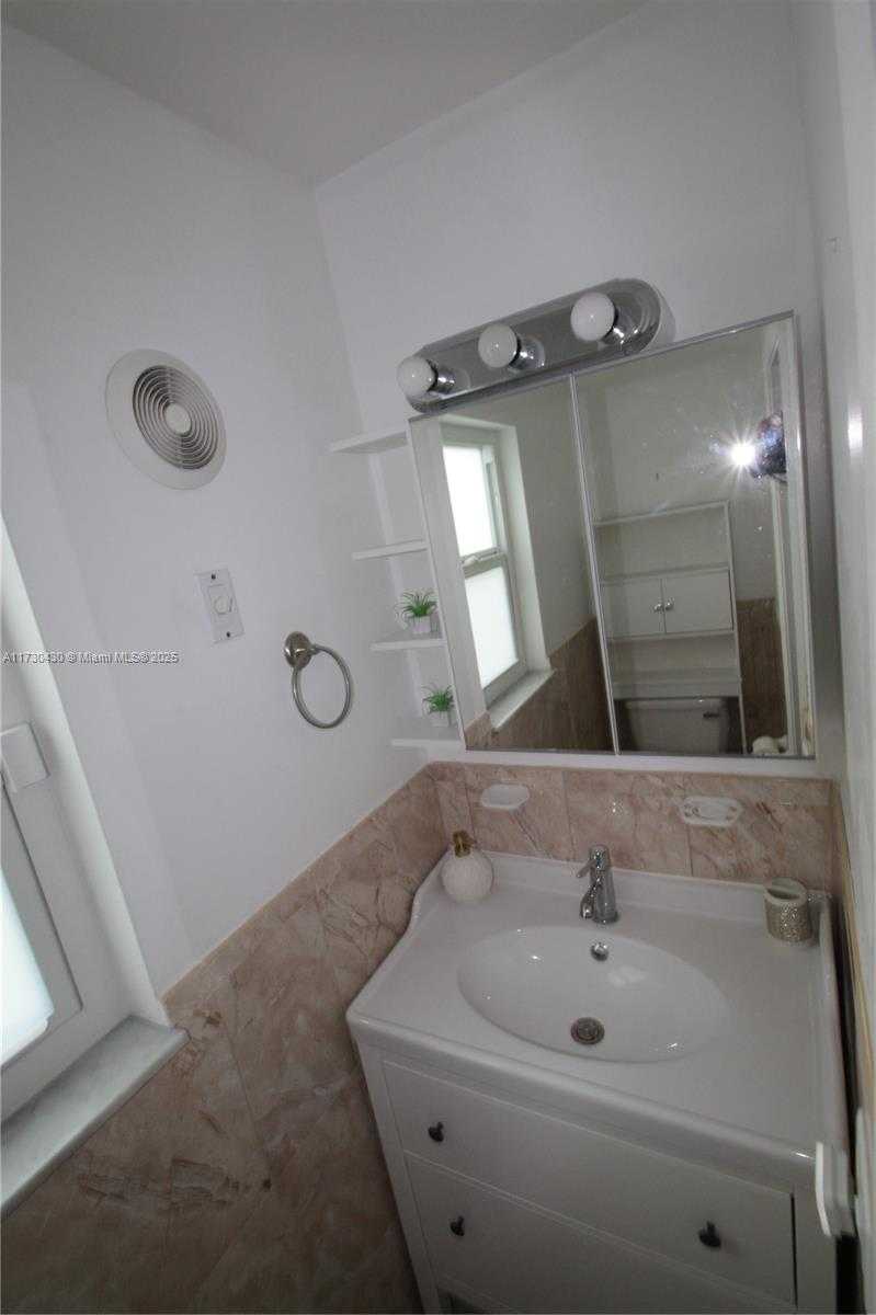 Small Image of 19143 NORTH WEST 35TH AVE, Miami Gardens Number 11