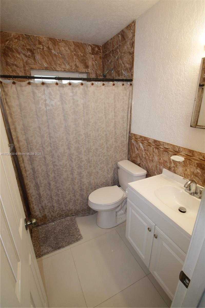 Small Image of 19143 NORTH WEST 35TH AVE, Miami Gardens Number 7