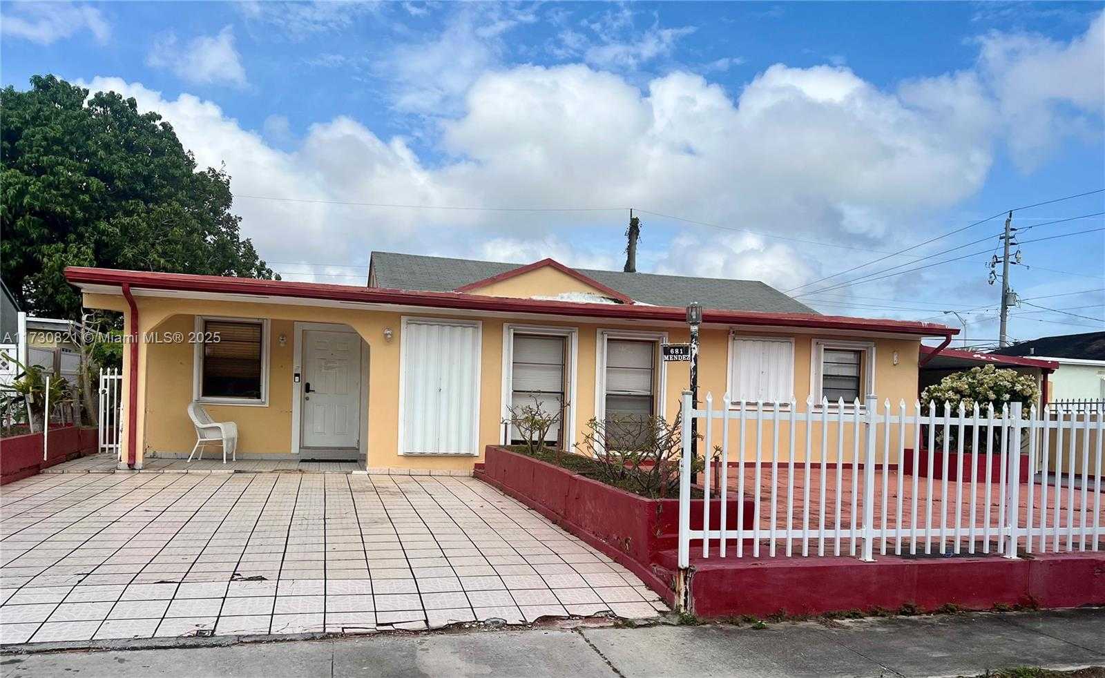 Small Image of 681 NORTH EAST 3RD PL, Hialeah Number 2