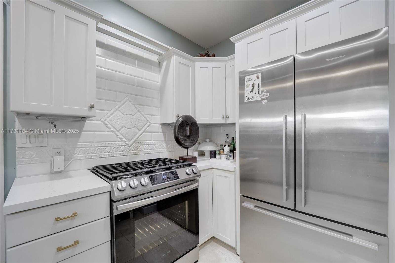 Small Image of 6121 LA GORCE DR, Miami Beach Number 12