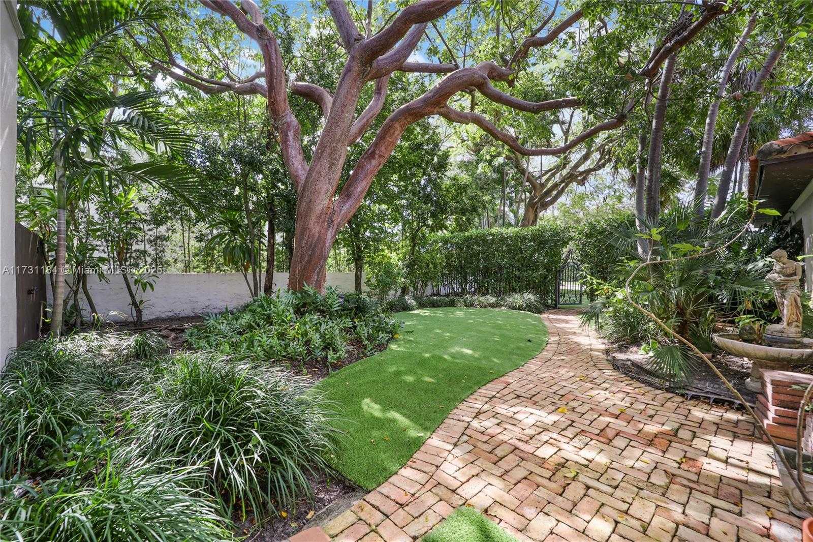Small Image of 6121 LA GORCE DR, Miami Beach Number 2