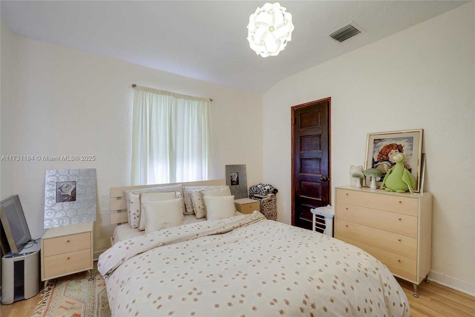 Small Image of 6121 LA GORCE DR, Miami Beach Number 20