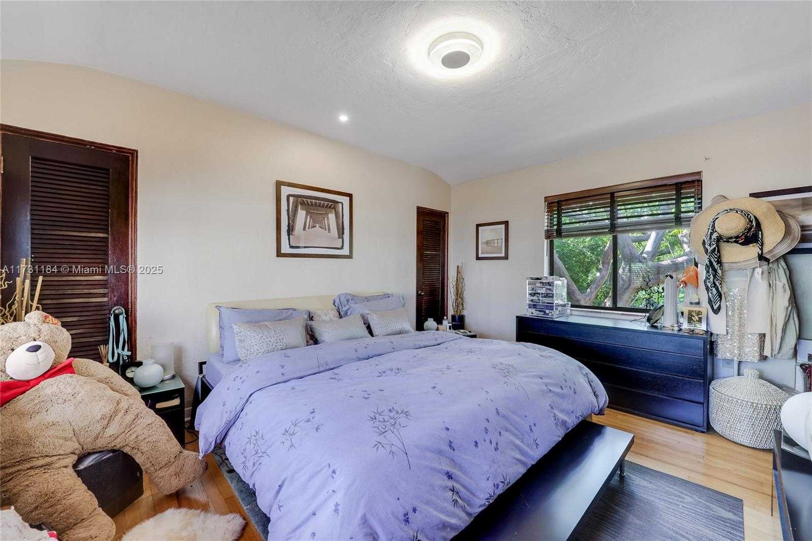 Small Image of 6121 LA GORCE DR, Miami Beach Number 24