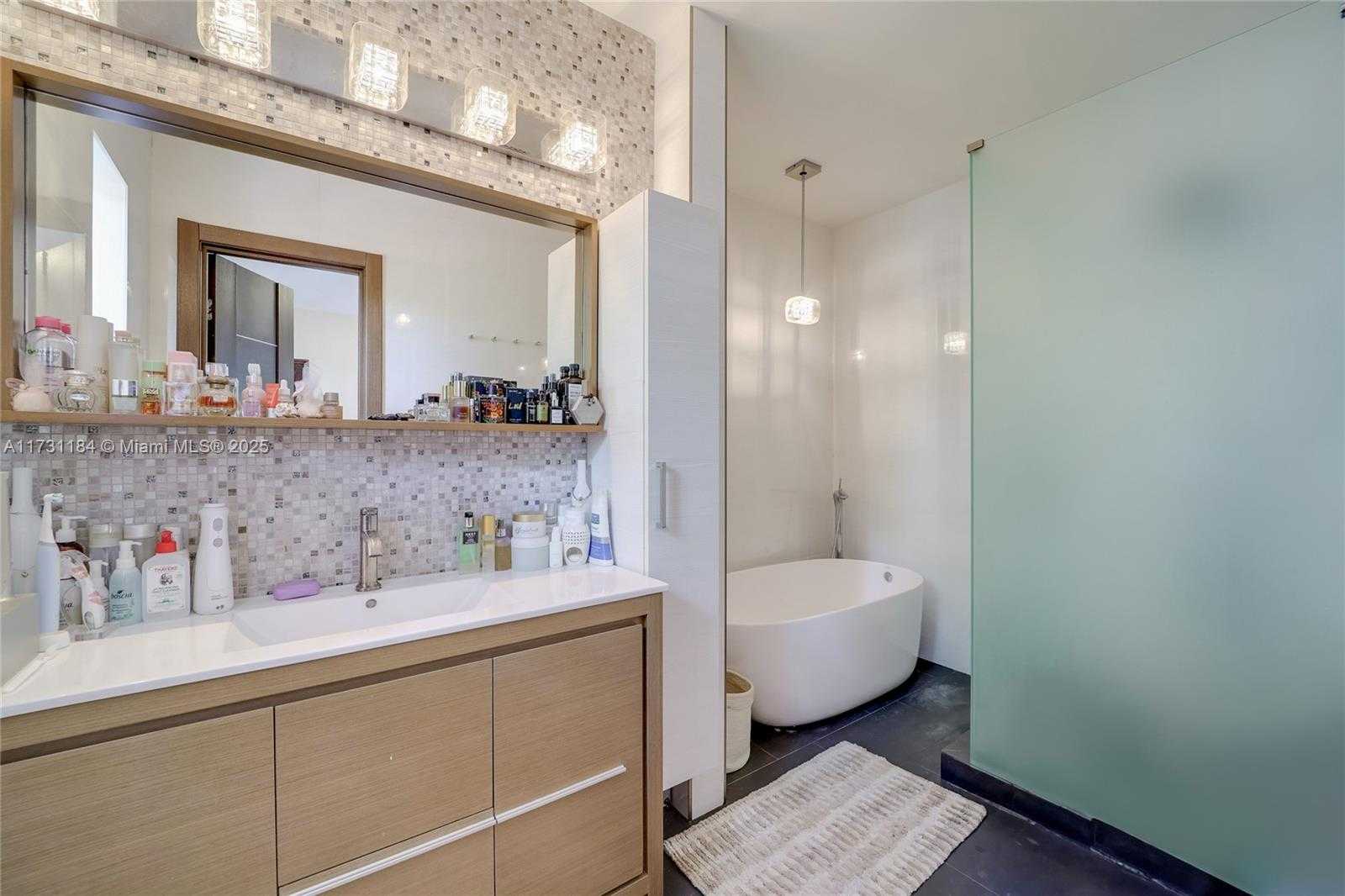 Small Image of 6121 LA GORCE DR, Miami Beach Number 25