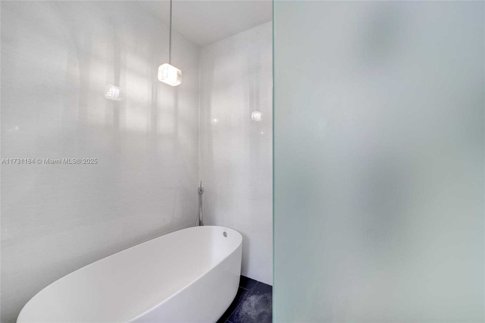 Small Image of 6121 LA GORCE DR, Miami Beach Number 26