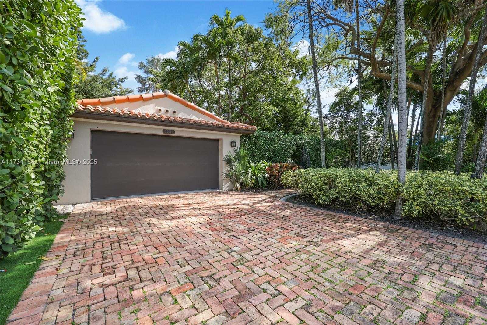 Small Image of 6121 LA GORCE DR, Miami Beach Number 3