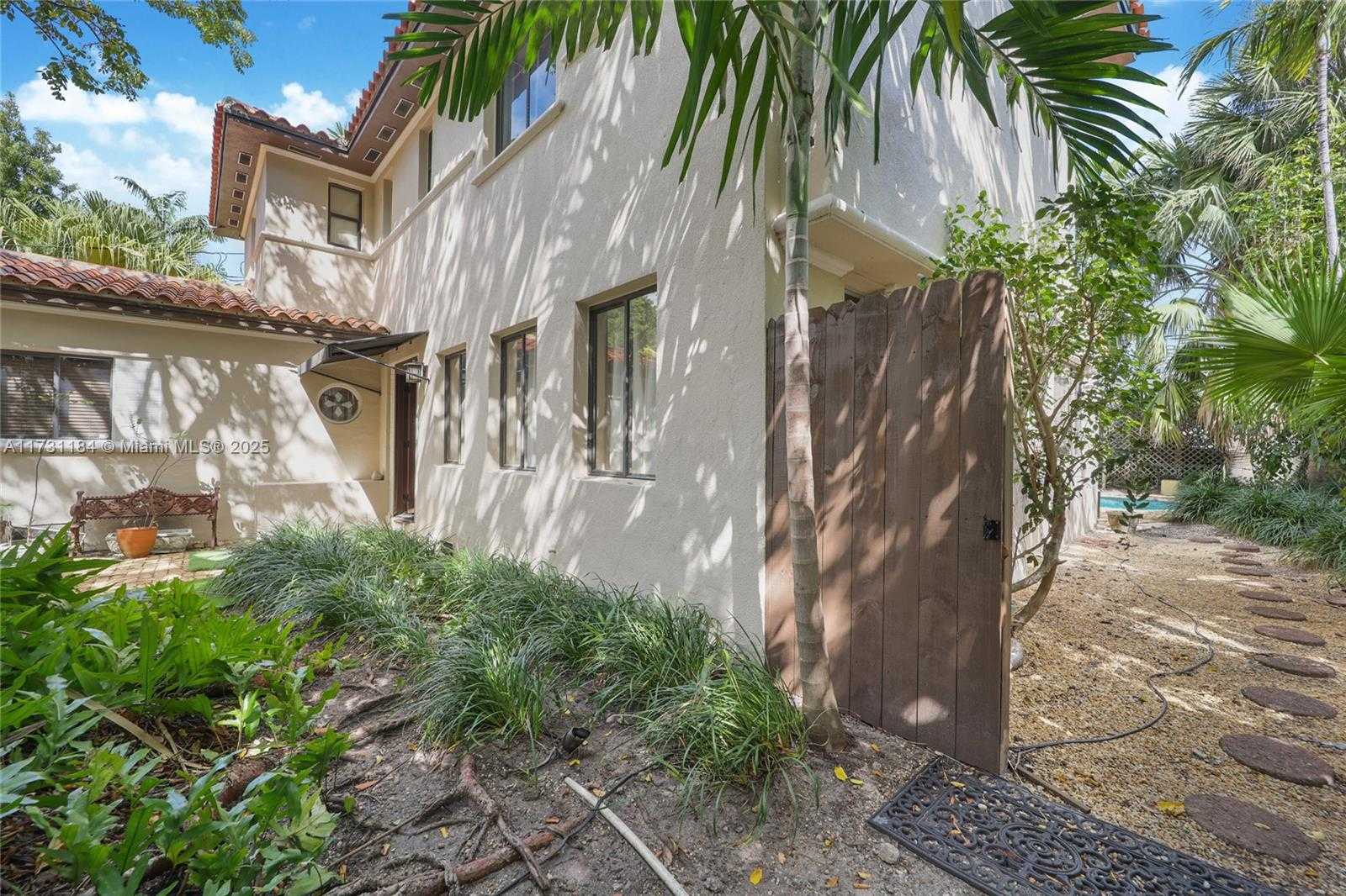 Small Image of 6121 LA GORCE DR, Miami Beach Number 5