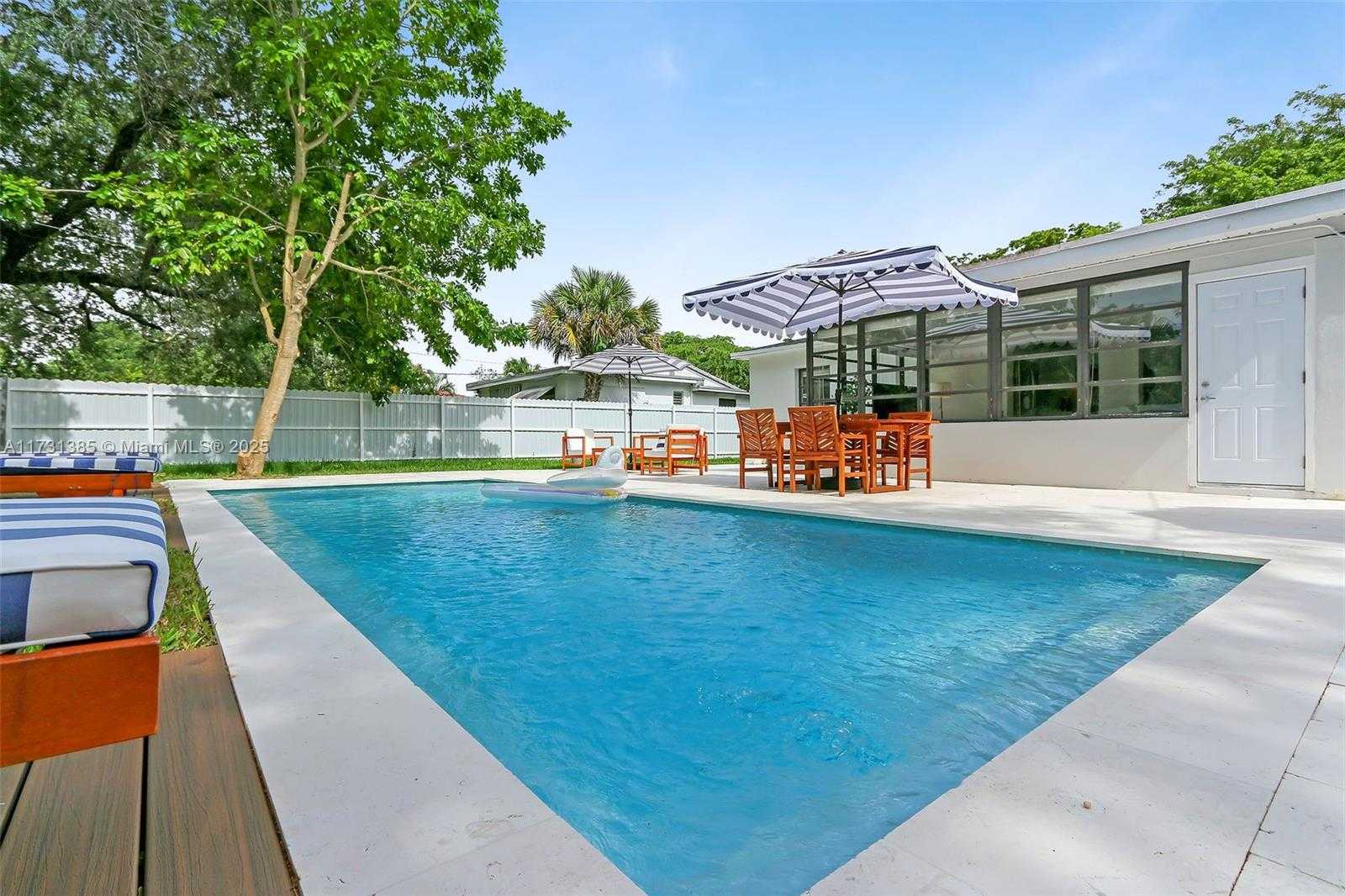 Small Image of 1335 NE 133rd St, North Miami, FL 33161, USA Number 10