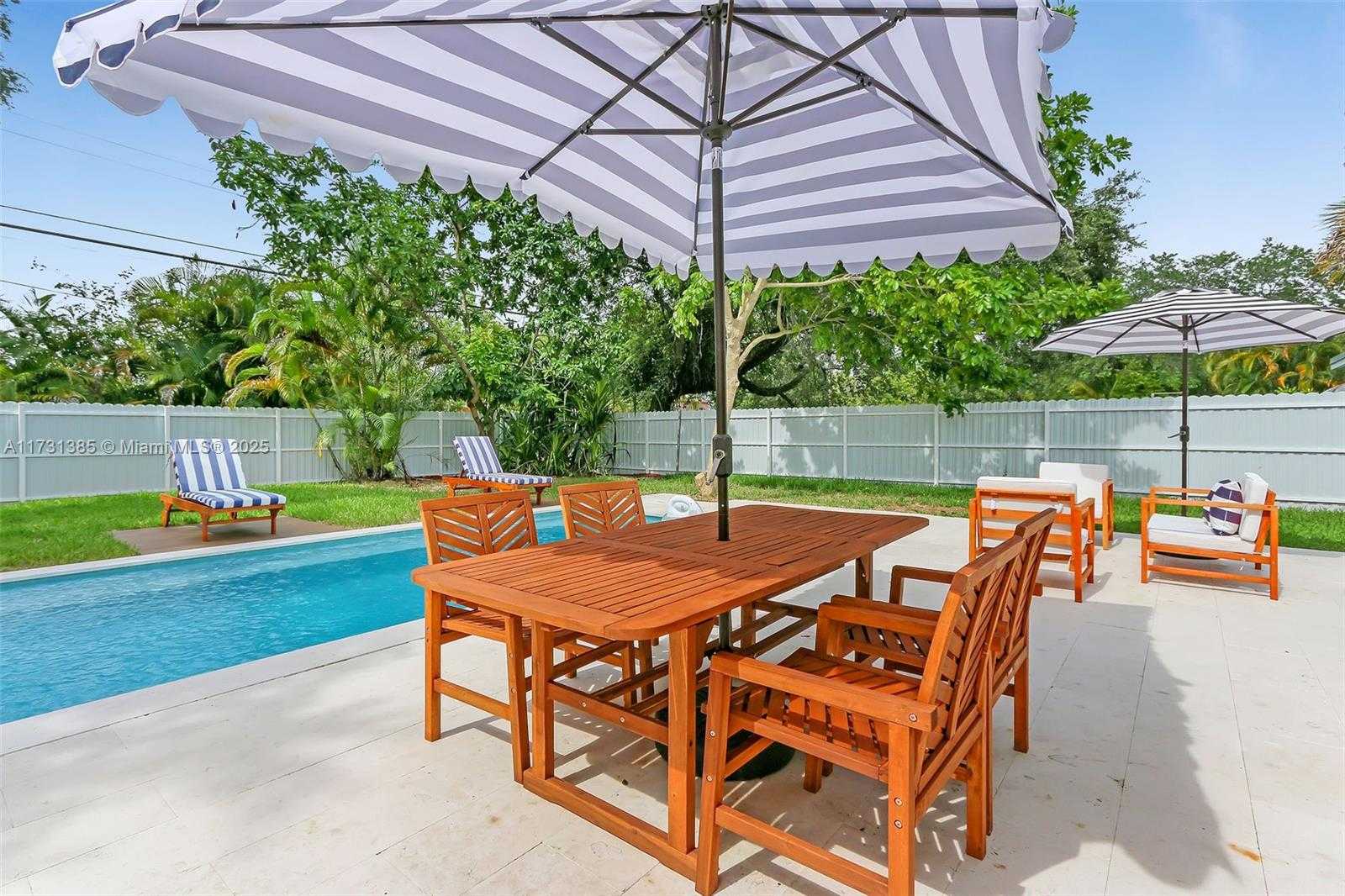 Small Image of 1335 NE 133rd St, North Miami, FL 33161, USA Number 11