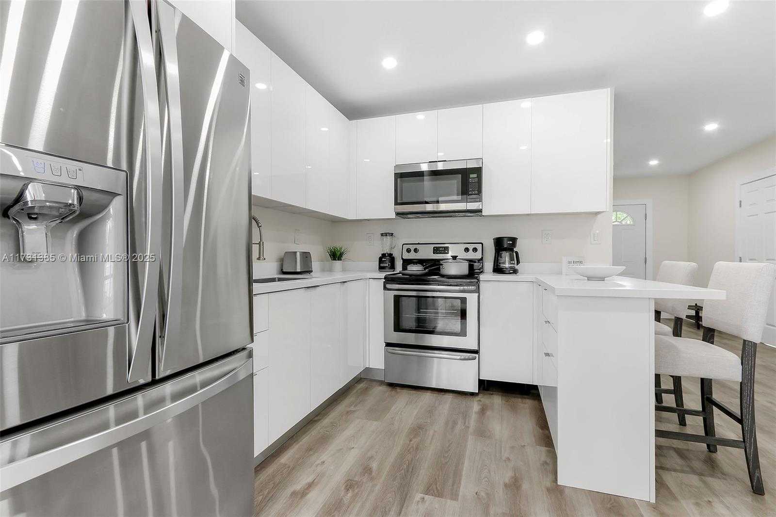 Small Image of 1335 NE 133rd St, North Miami, FL 33161, USA Number 18