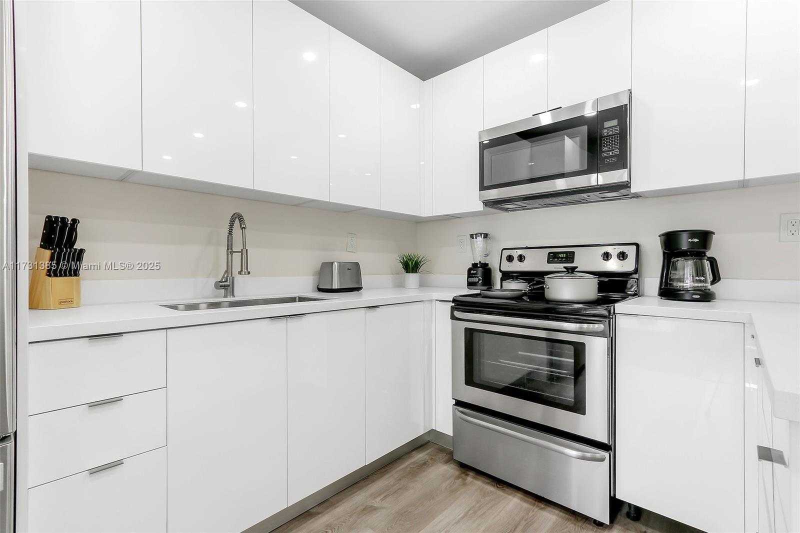 Small Image of 1335 NE 133rd St, North Miami, FL 33161, USA Number 19