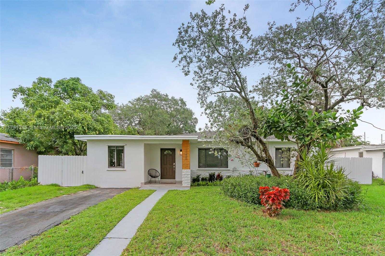Small Image of 1335 NE 133rd St, North Miami, FL 33161, USA Number 2