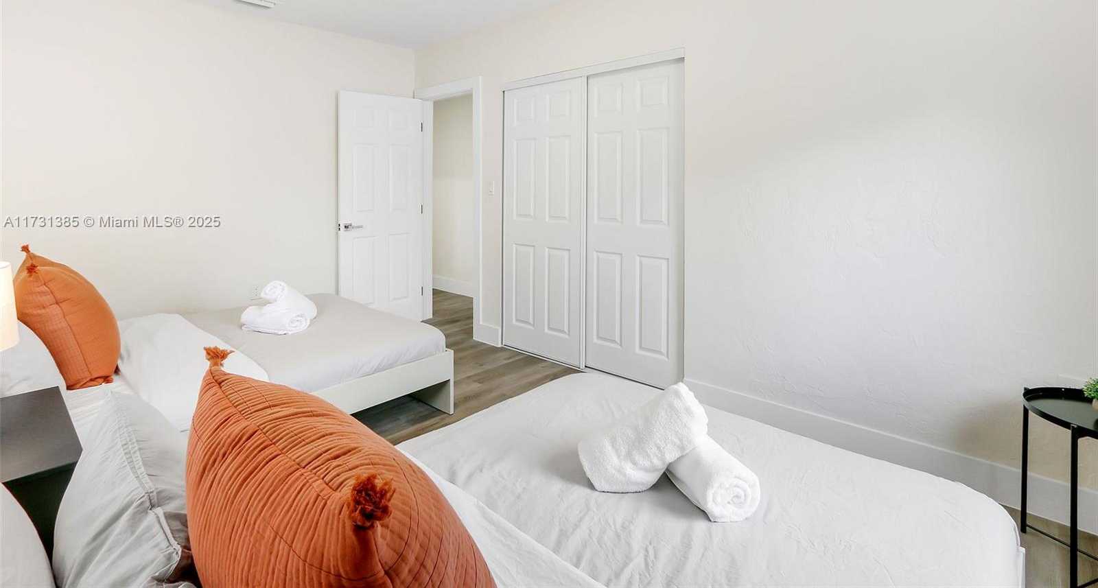 Small Image of 1335 NE 133rd St, North Miami, FL 33161, USA Number 28