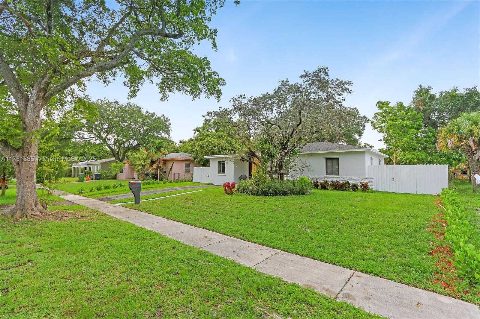 Small Image of 1335 NE 133rd St, North Miami, FL 33161, USA Number 3