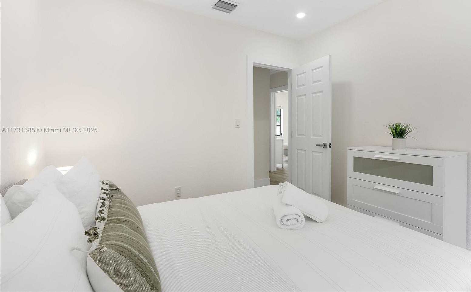 Small Image of 1335 NE 133rd St, North Miami, FL 33161, USA Number 30