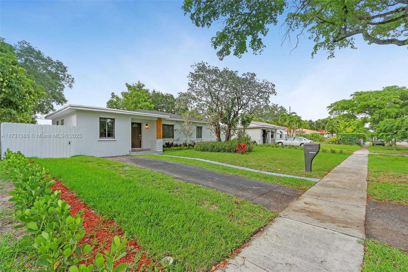 Small Image of 1335 NE 133rd St, North Miami, FL 33161, USA Number 4