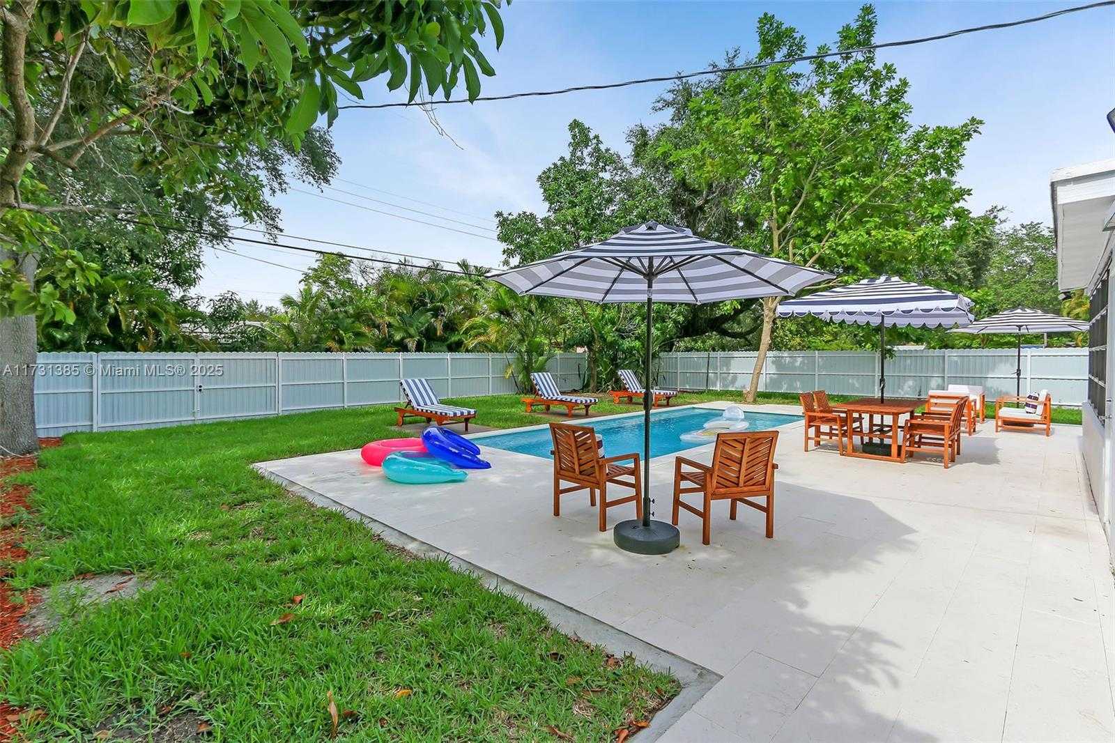 Small Image of 1335 NE 133rd St, North Miami, FL 33161, USA Number 5
