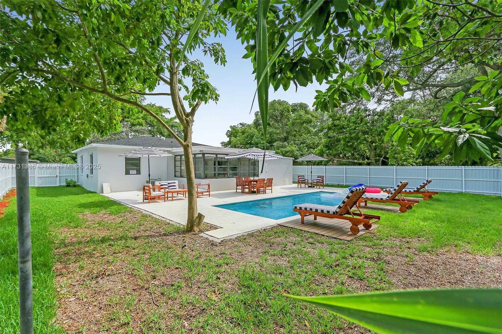 Small Image of 1335 NE 133rd St, North Miami, FL 33161, USA Number 6