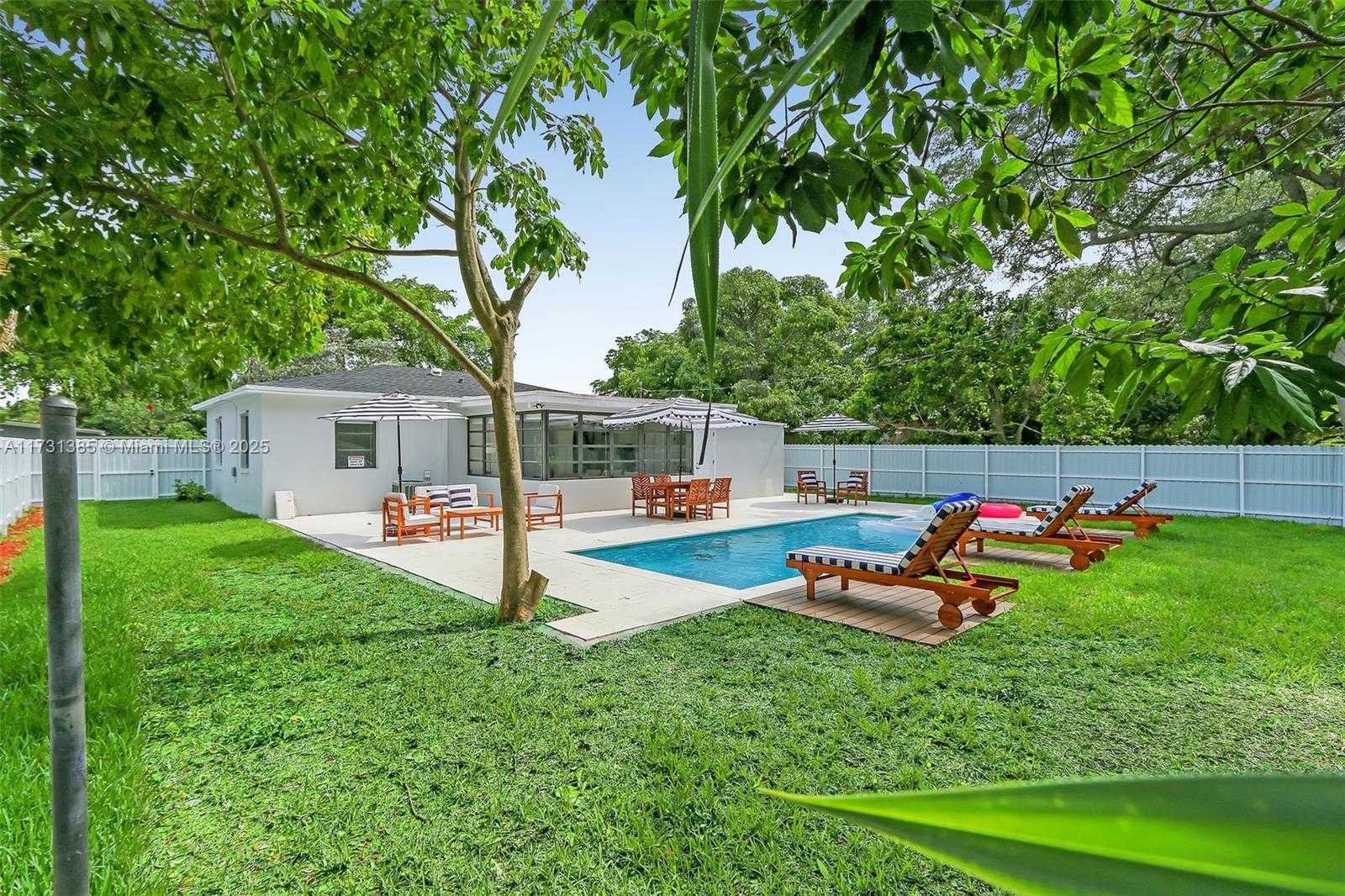 Small Image of 1335 NE 133rd St, North Miami, FL 33161, USA Number 7