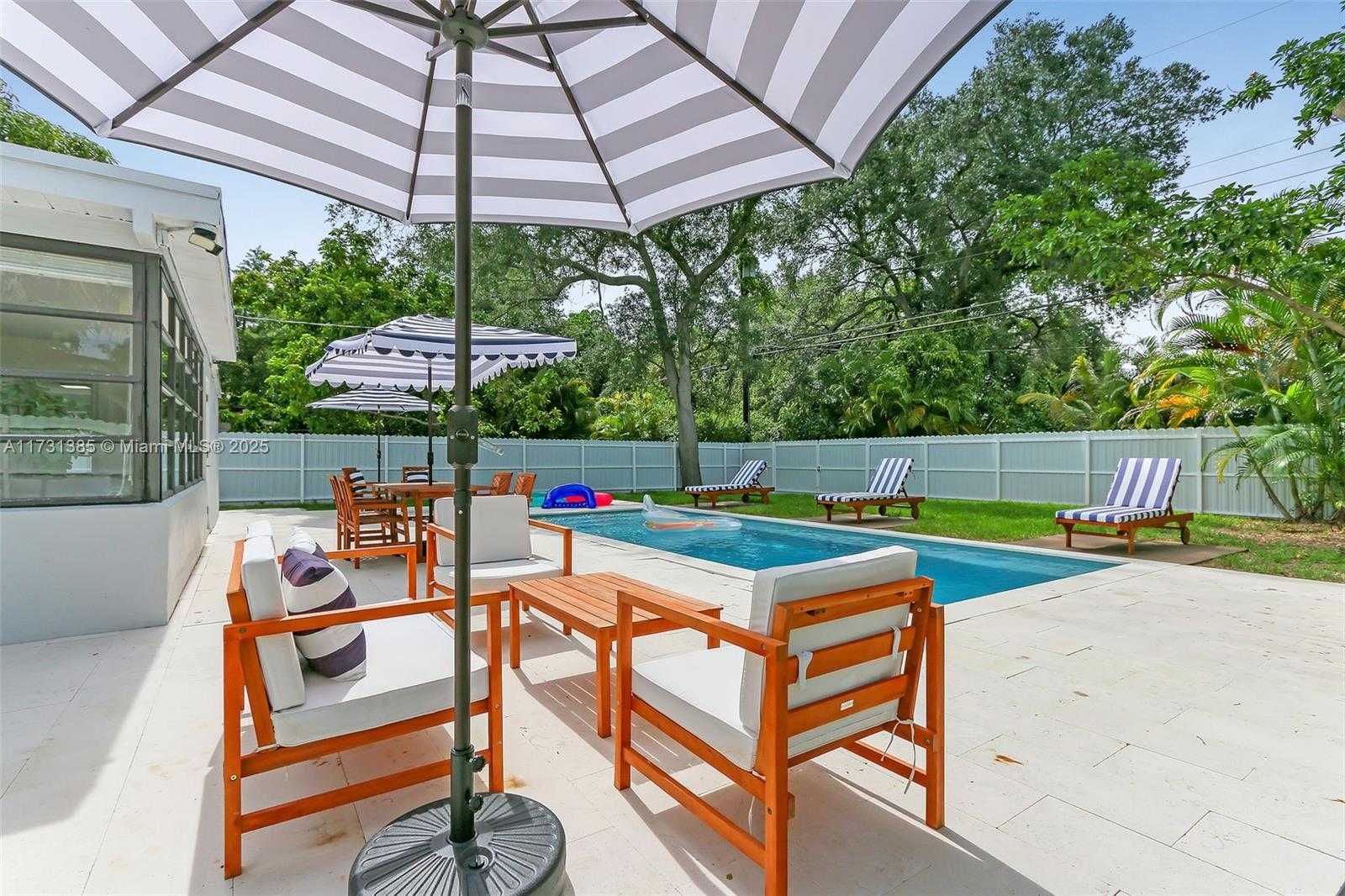 Small Image of 1335 NE 133rd St, North Miami, FL 33161, USA Number 8