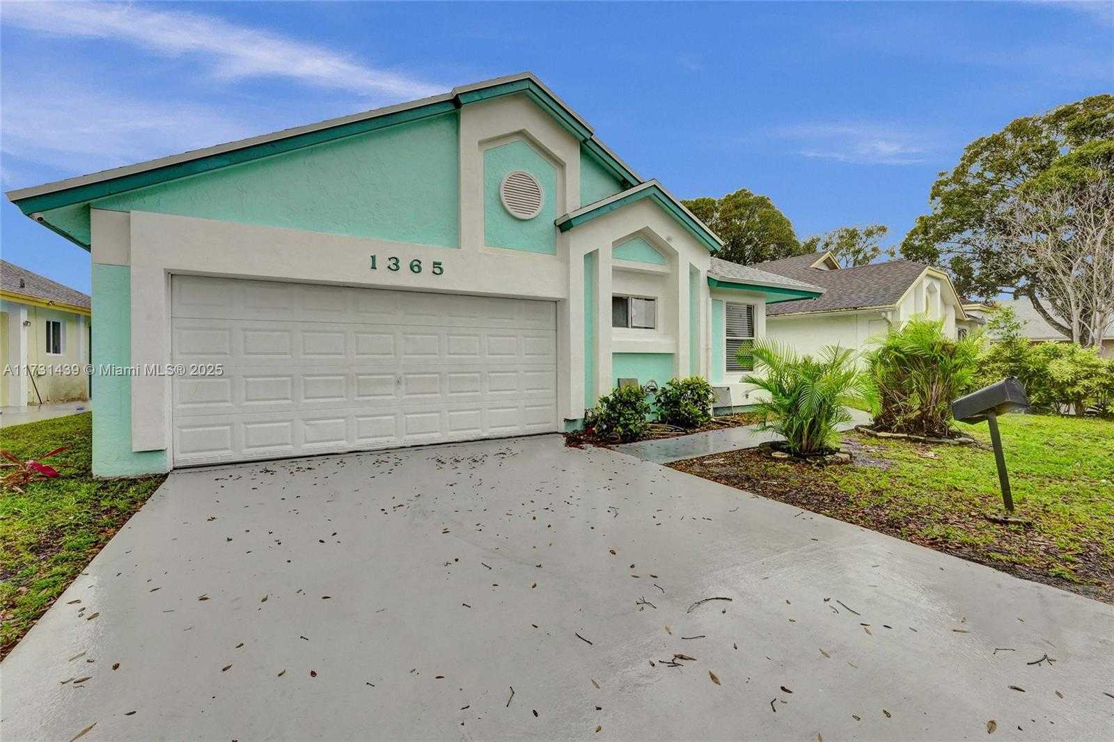 Small Image of 1365 WEST GLEN OAK RD, North Lauderdale Number 14