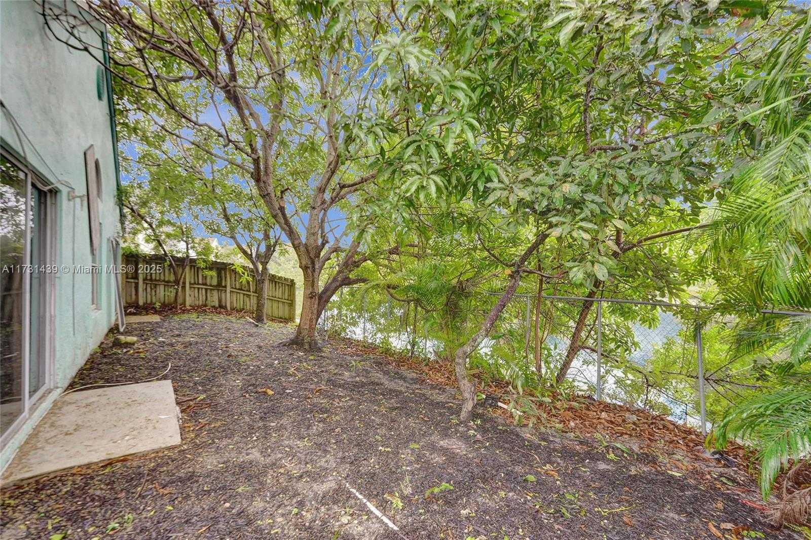 Small Image of 1365 WEST GLEN OAK RD, North Lauderdale Number 15