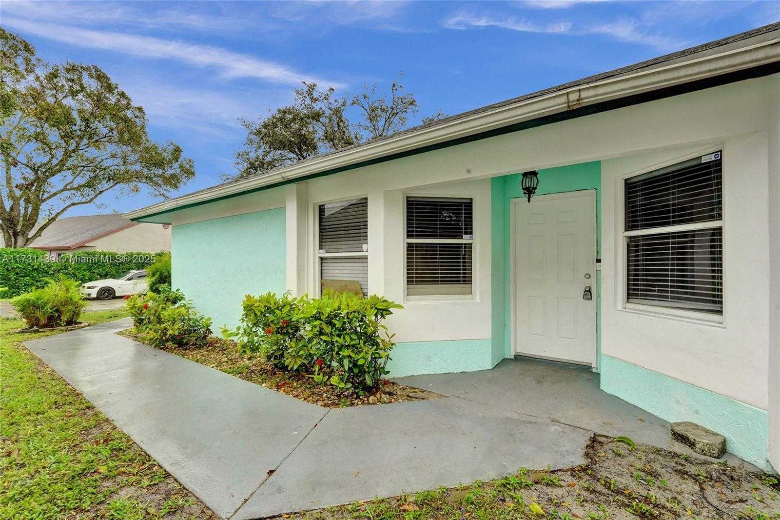 Small Image of 1365 WEST GLEN OAK RD, North Lauderdale Number 2