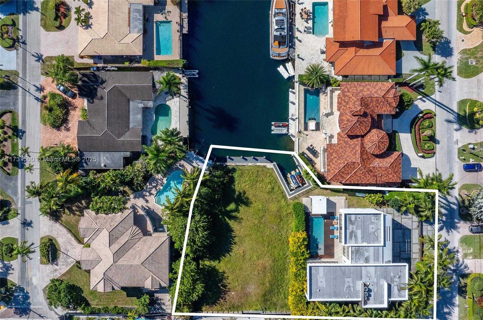 Small Image of 17050 NORTH EAST 35TH AVE, North Miami Beach Number 2