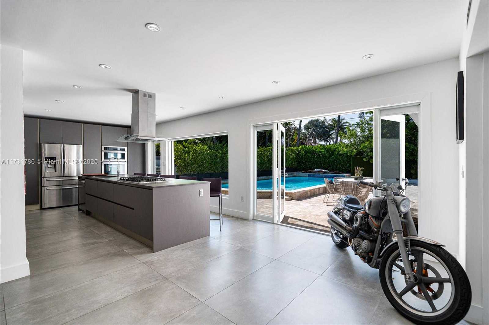 Small Image of 835 FAIRWAY DR, Miami Beach Number 12