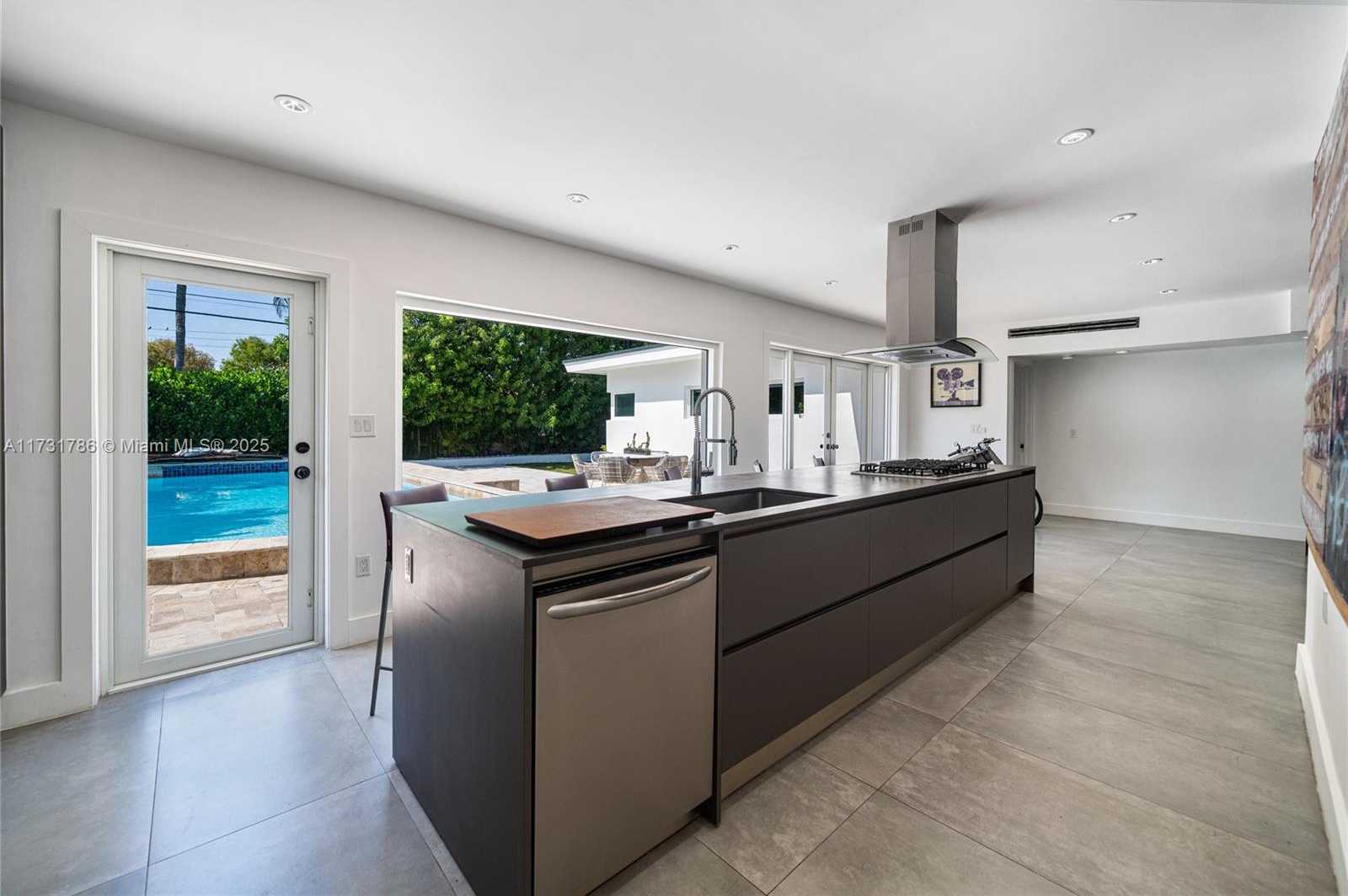 Small Image of 835 FAIRWAY DR, Miami Beach Number 15