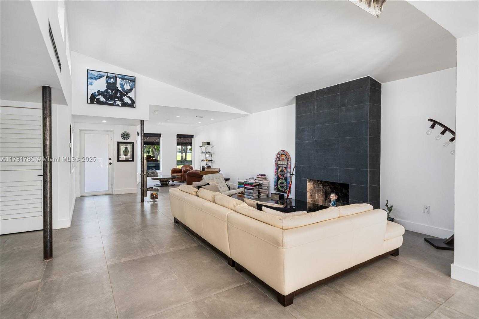 Small Image of 835 FAIRWAY DR, Miami Beach Number 6