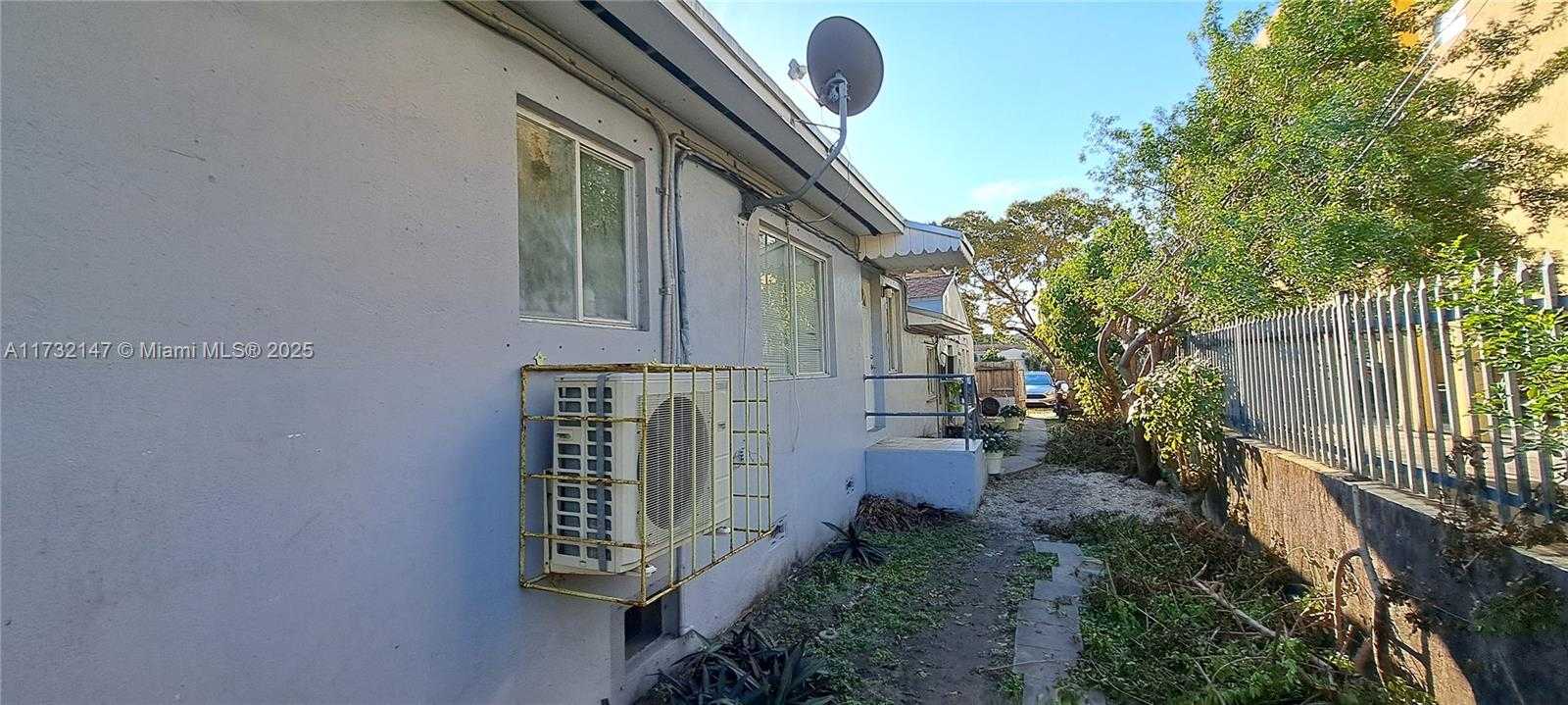 Small Image of 12345 GRIFFING BLVD, North Miami Number 17
