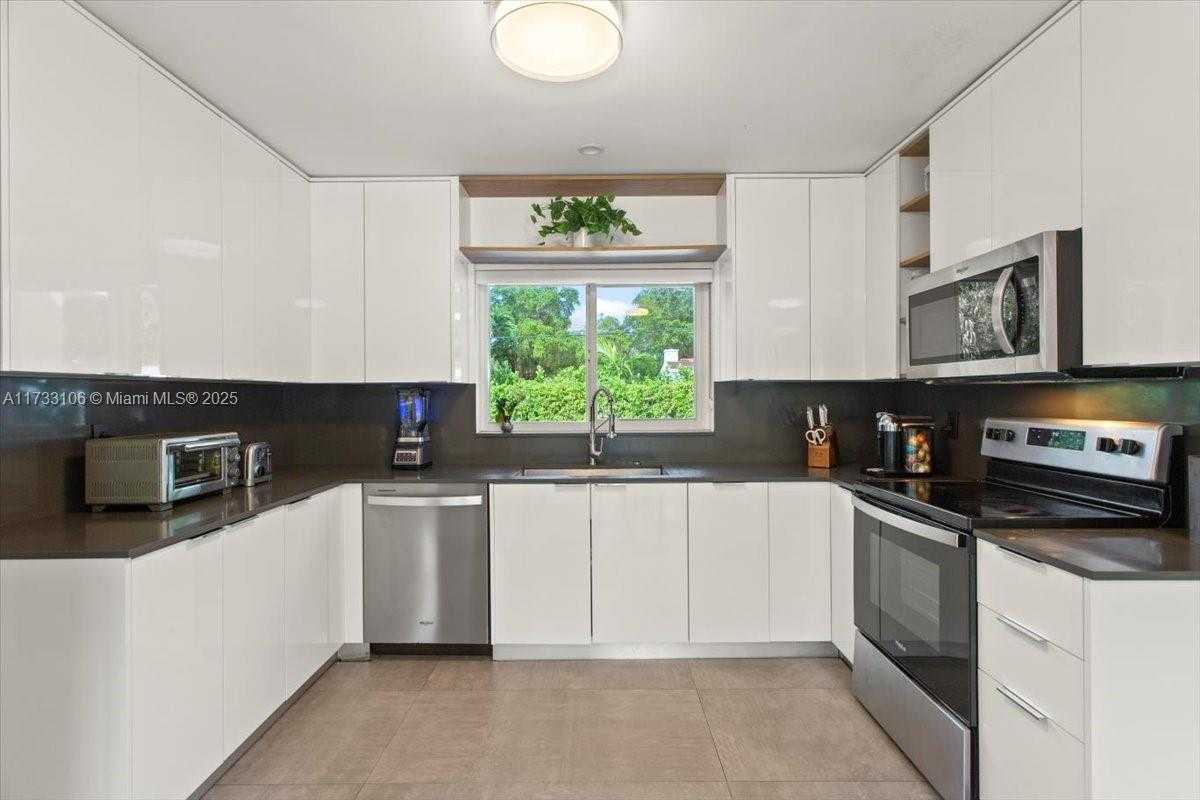 Small Image of 6610 SANTONA ST, Coral Gables Number 11
