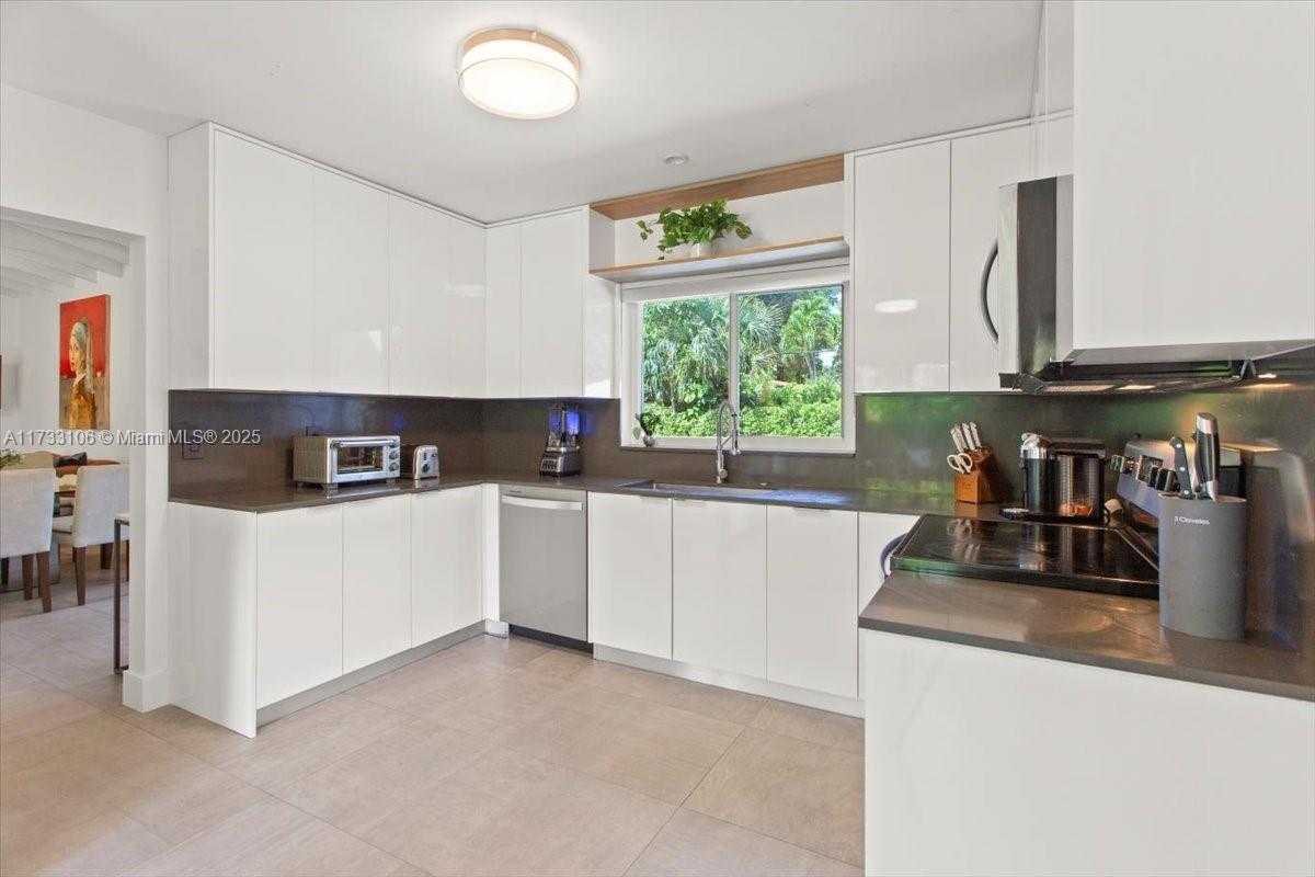 Small Image of 6610 SANTONA ST, Coral Gables Number 12
