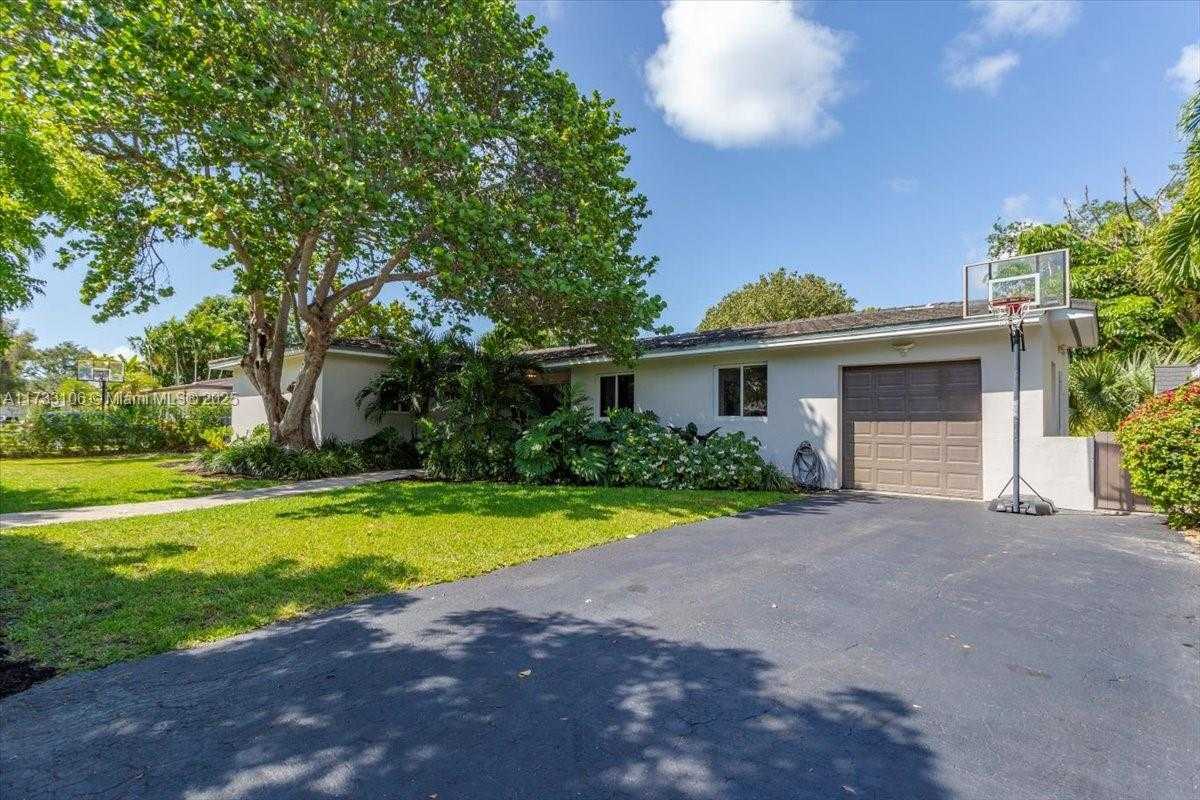 Small Image of 6610 SANTONA ST, Coral Gables Number 2