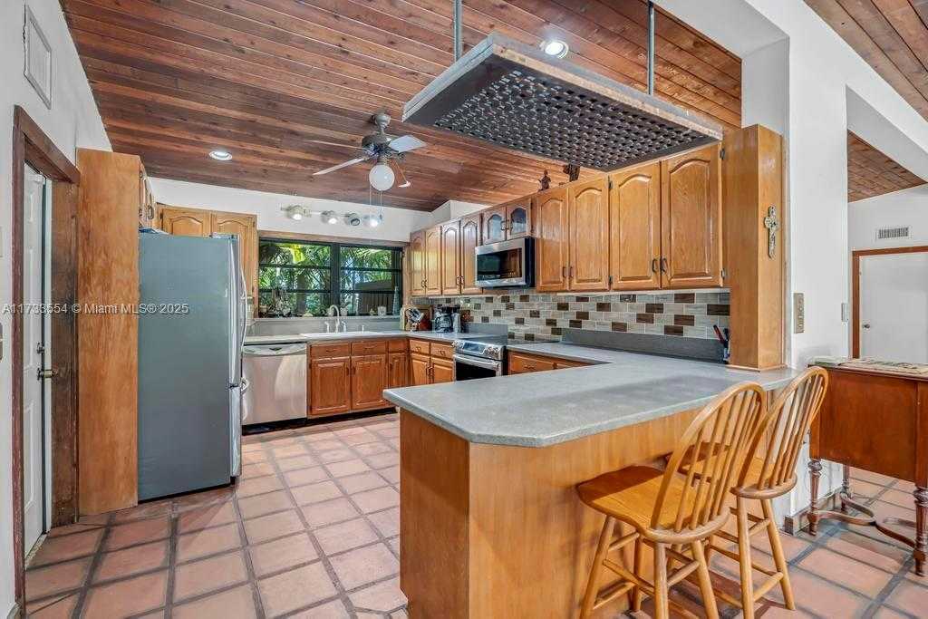 Small Image of 6000 CHAPMAN FIELD DR, Pinecrest Number 11