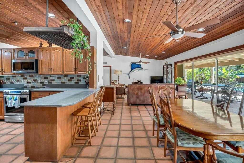 Small Image of 6000 CHAPMAN FIELD DR, Pinecrest Number 12