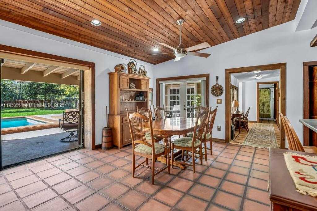Small Image of 6000 CHAPMAN FIELD DR, Pinecrest Number 13