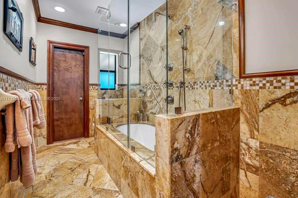 Small Image of 6000 CHAPMAN FIELD DR, Pinecrest Number 16