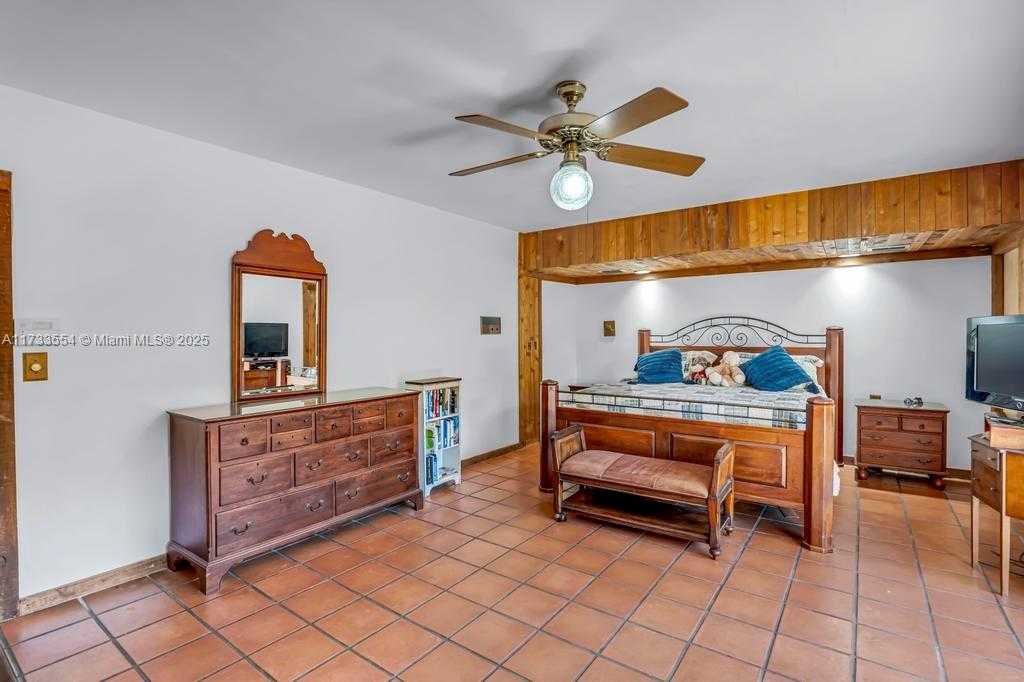 Small Image of 6000 CHAPMAN FIELD DR, Pinecrest Number 18