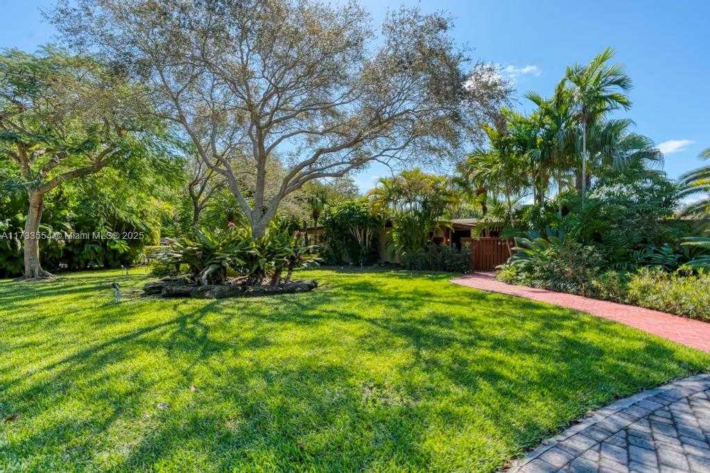 Small Image of 6000 CHAPMAN FIELD DR, Pinecrest Number 2
