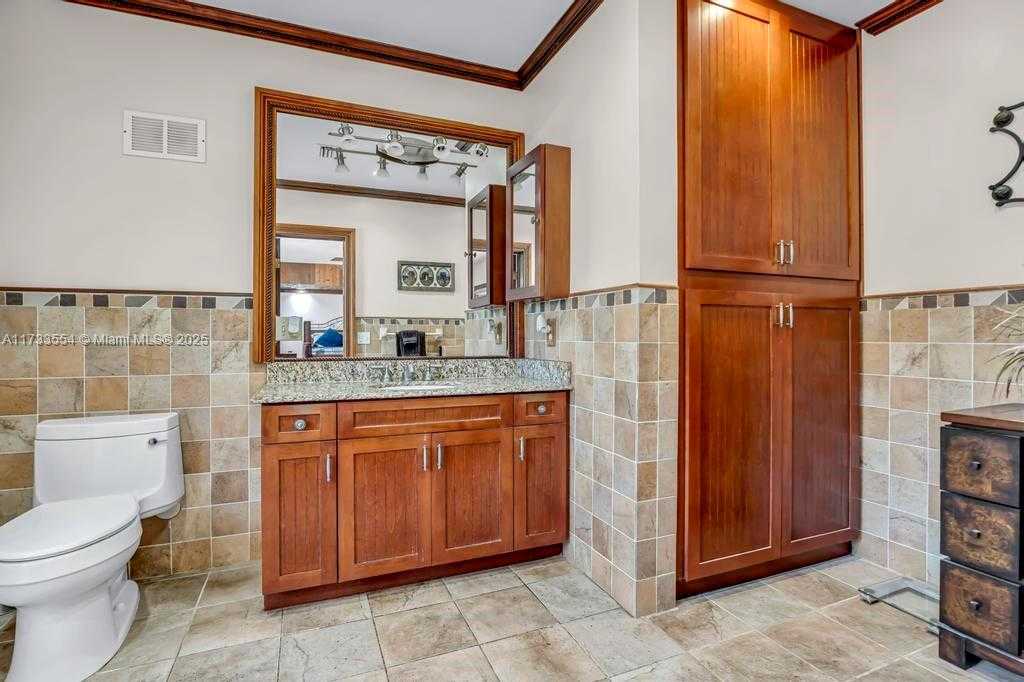 Small Image of 6000 CHAPMAN FIELD DR, Pinecrest Number 20