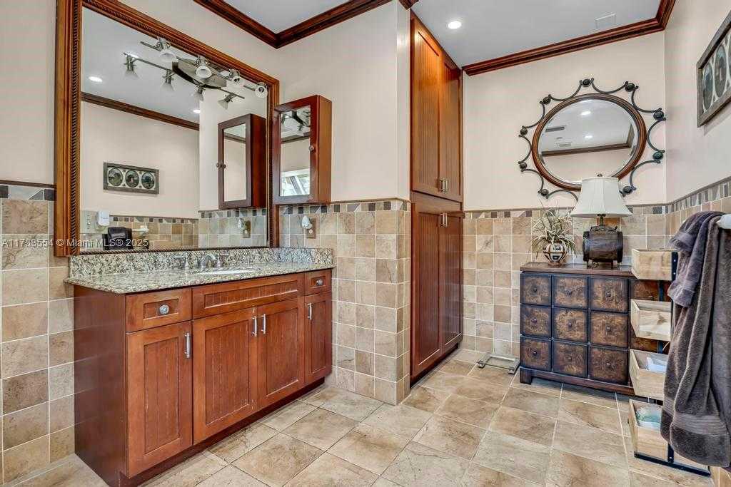 Small Image of 6000 CHAPMAN FIELD DR, Pinecrest Number 21