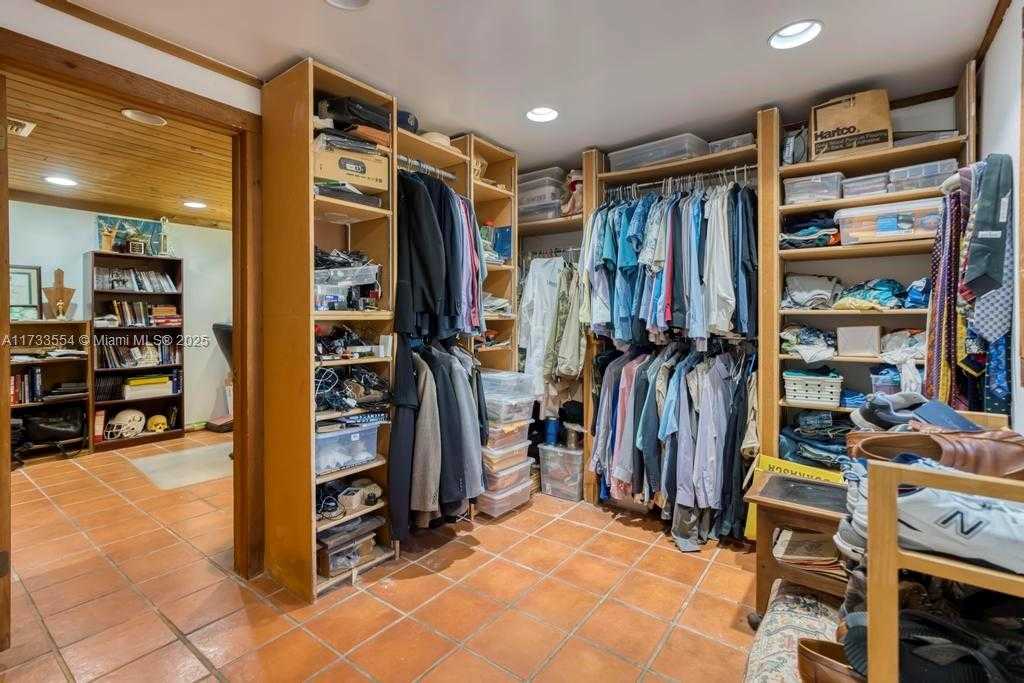 Small Image of 6000 CHAPMAN FIELD DR, Pinecrest Number 24